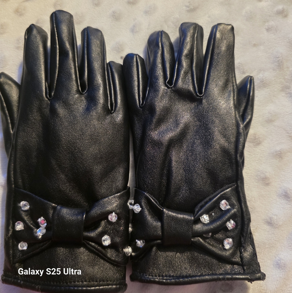Girls Short leather gloves with studded bow